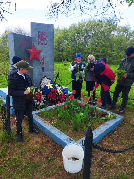 Экологический субботник по уборке памятников, обелисков.