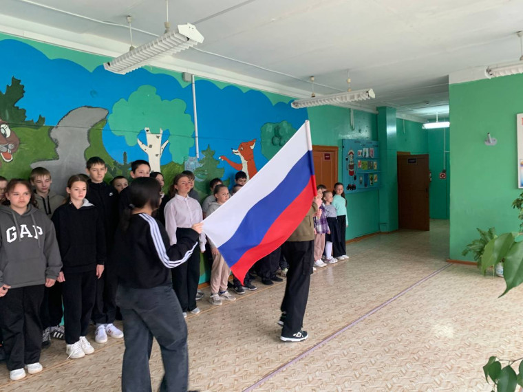 Еженедельная линейка и Разговоры о важном.